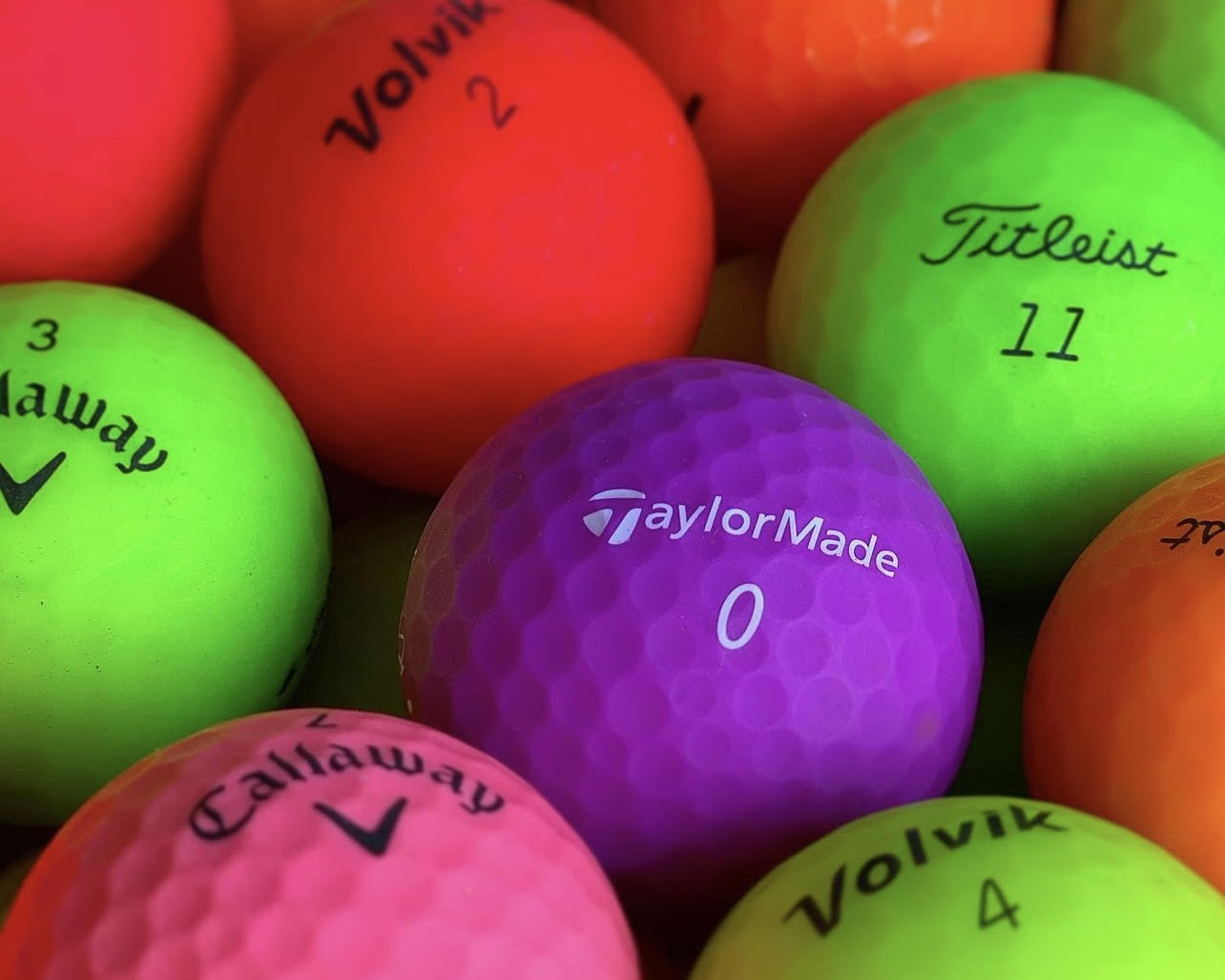 Varför spela med färgade golfbollar?