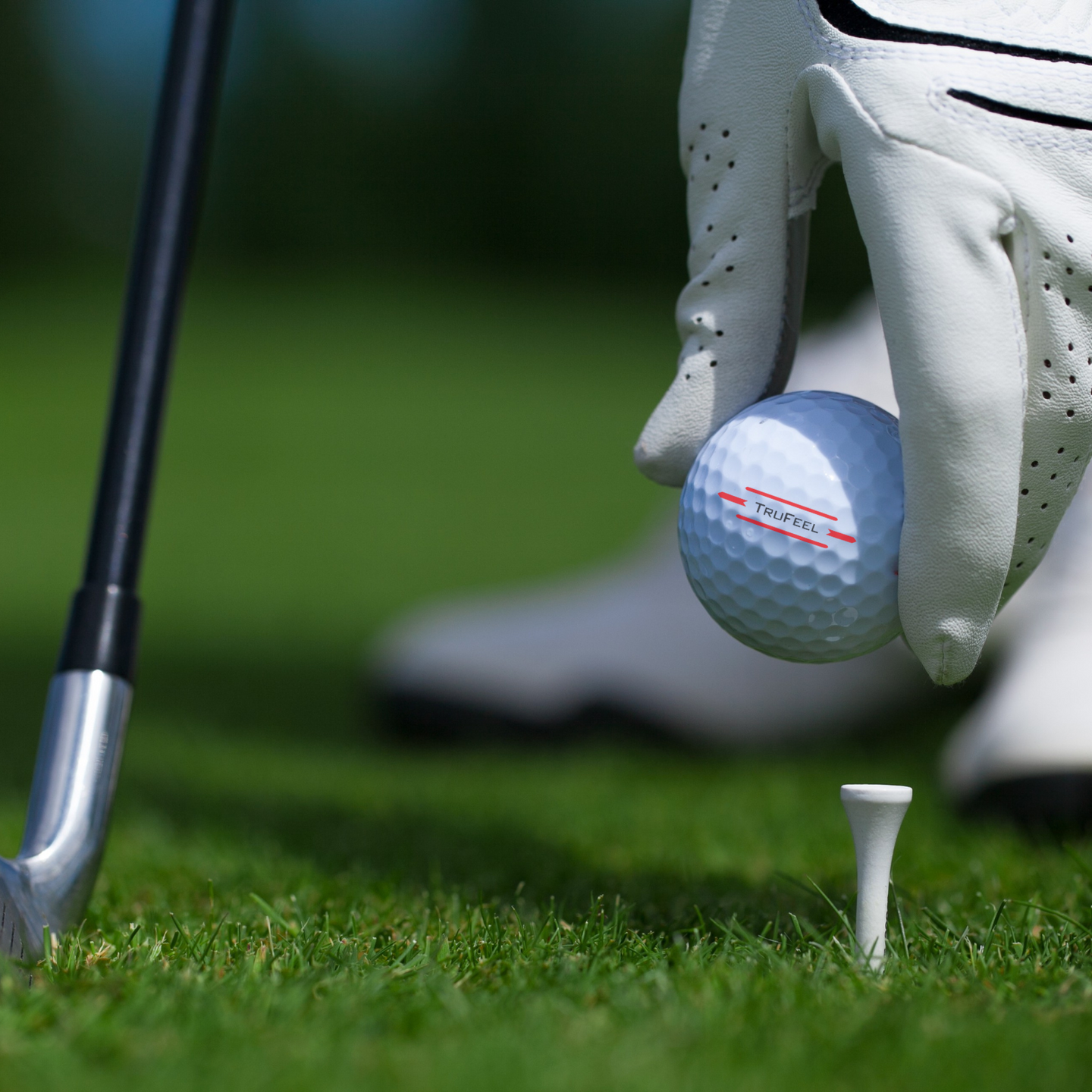 Titleist TruFeel golfbollar 12-pack påväg att bli lagd på en pegg