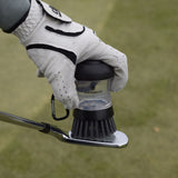 Närbild på en oddshot cleanmate light som används för att göra rent en golfklubba.