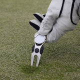 Närbild på Pitchfork marker som används på en green för att laga ett nedslagsmärke skapat av en golfboll.