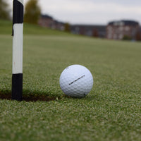 En närbild på Taylormade Soft Response bredvid hålet till ett golfhål