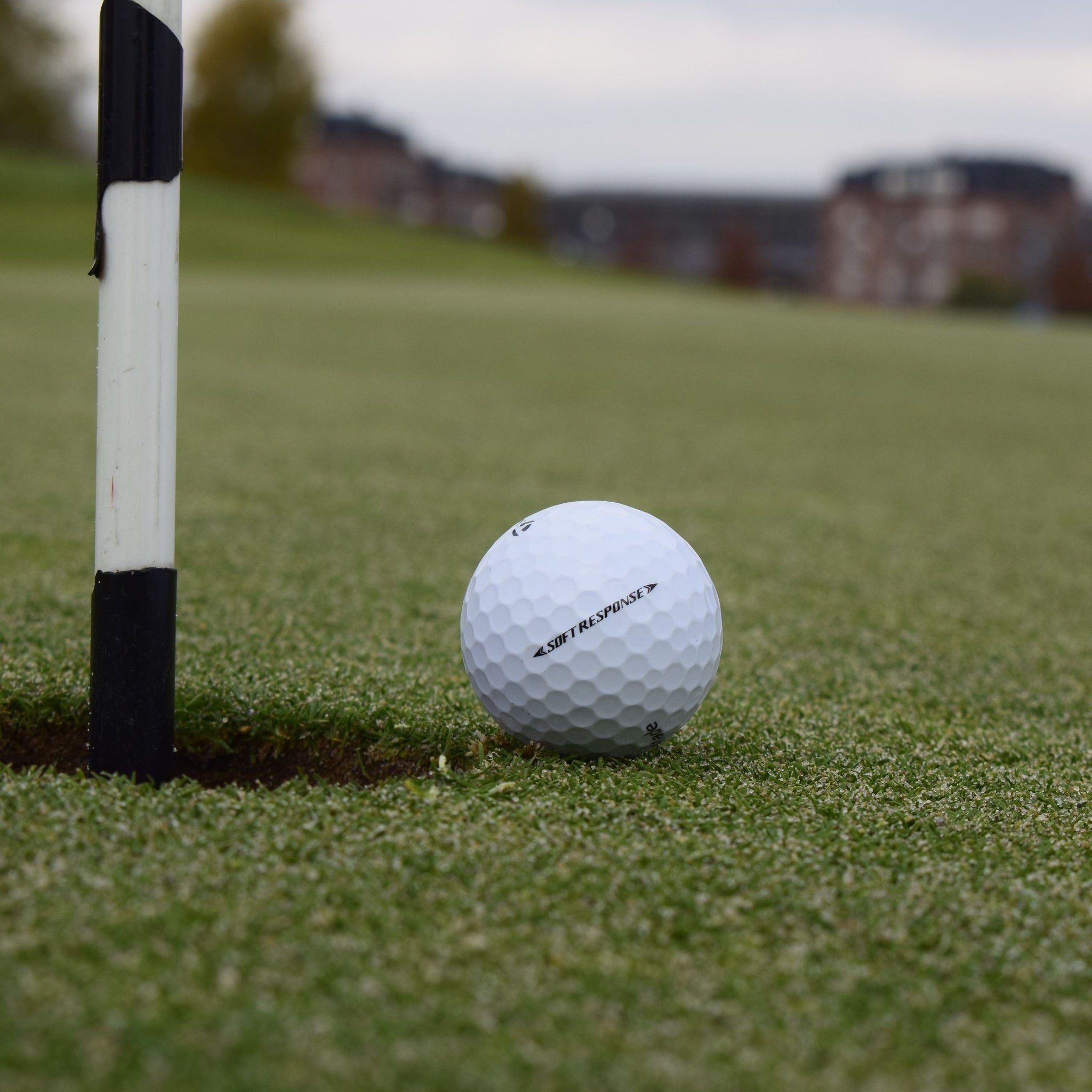 En närbild på Taylormade Soft Response bredvid hålet till ett golfhål