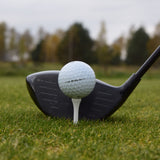 En närbild på Taylormade Tp5x som ligger upp peggad framför en driver.