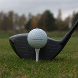 Närbild på Titleist AVX som ligger upp peggad framför en driver.