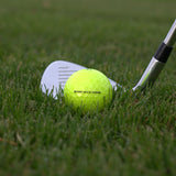 Närbild på Titleist Avx Gul 12-Pack framför en golfklubb som ligger i gräset.