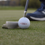 Närbild på Titleist Trufeel som ligger på green framför en putter.
