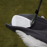 Närbild på Towel waffle with magnet som rengör en golfklubba.