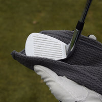 Närbild på Towel waffle with magnet som rengör en golfklubba.