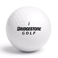Närbild på Bridgestone Treosoft golfboll med logga