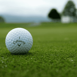 Callaway Mix golfbollar på green – hållbart och prisvärt val för golfare. Hos Plikt Golf