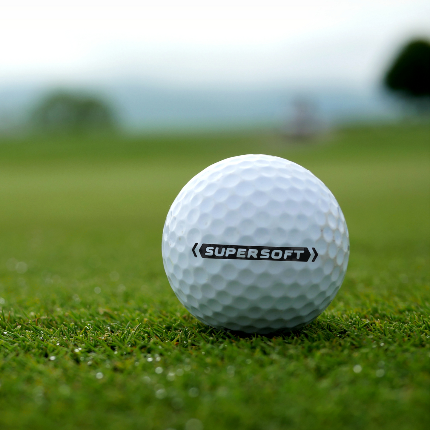 Callaway Supersoft golfbollar 12-pack på gräs