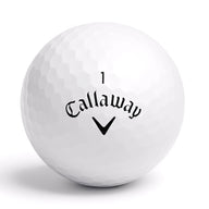 Närbild på Callaway Supersoft golfboll med logga