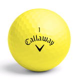Närbild på Callaway Supersoft golfboll gul med logga