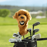 Golden Retriever headcover från daphne headcover med en golfbana i bakgrunden som sitter på en driver.
