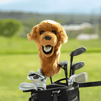 Golden Retriever headcover från daphne headcover med en golfbana i bakgrunden som sitter på en driver.