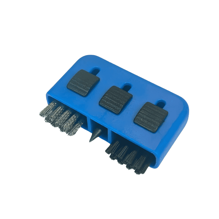 Enkel och smidig klubbrengörare i färgen blå med tre olika verktyg för att göra rent din klubba hos pliktgolf.se