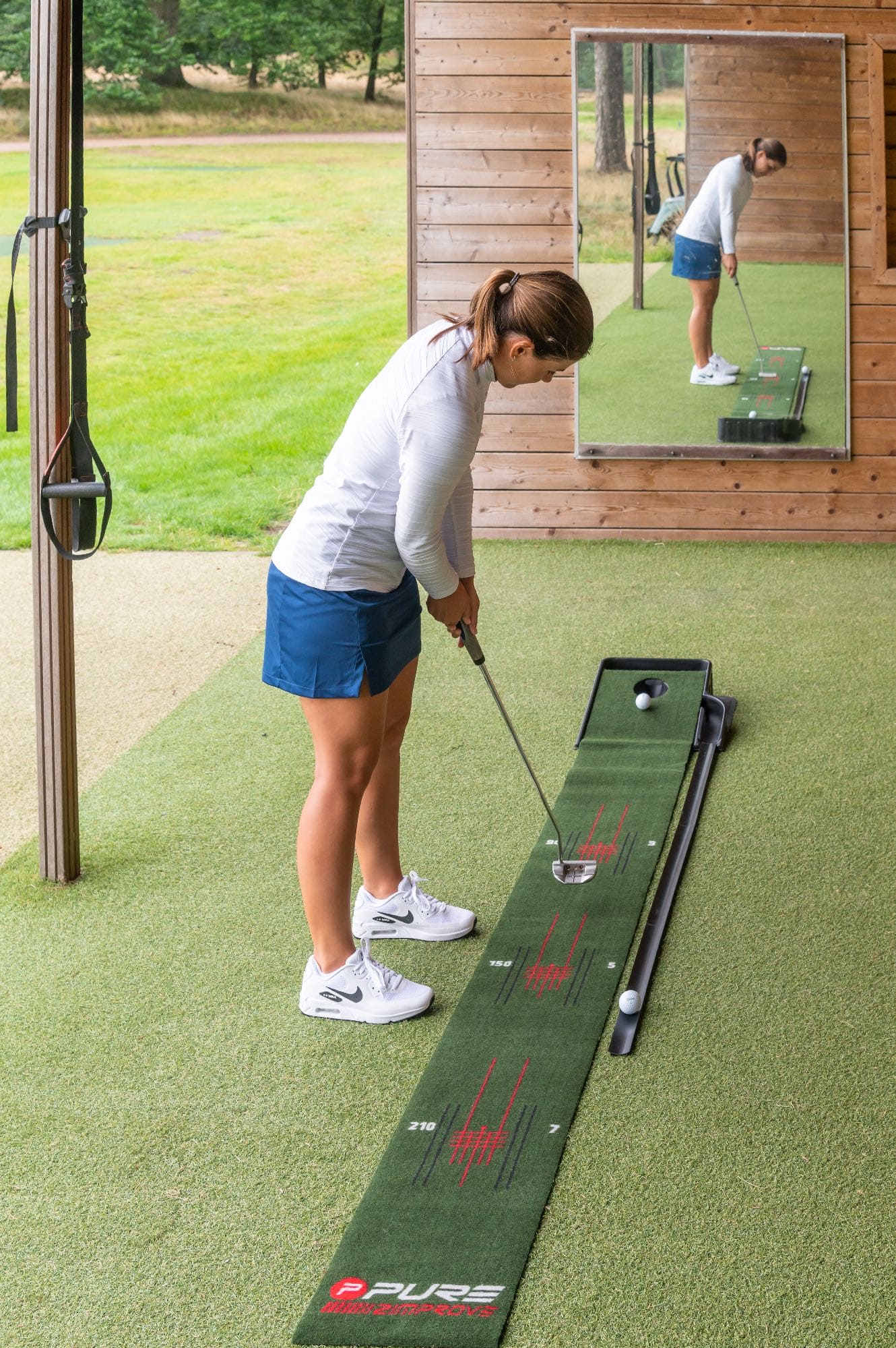 Puttmatta 2,37 x 0,3 m från Pure 2 Improve i användning – perfekt för inomhusgolf
