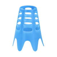 Närbild på simulatorpeggar 10-pack – slitstarka peggar för golfträningsmattor och specifikt den blå peggen i förpackningen