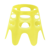 Närbild på simulatorpeggar 10-pack – slitstarka peggar för golfträningsmattor och specifikt den gula peggen i förpackningen