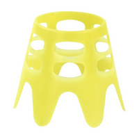 Närbild på simulatorpeggar 10-pack – slitstarka peggar för golfträningsmattor och specifikt den gula peggen i förpackningen