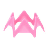 Närbild på simulatorpeggar 10-pack – slitstarka peggar för golfträningsmattor och speciellt den rosa peggen i förpackningen