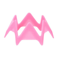 Närbild på simulatorpeggar 10-pack – slitstarka peggar för golfträningsmattor och speciellt den rosa peggen i förpackningen