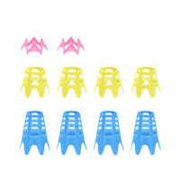 Närbild på simulatorpeggar 10-pack – slitstarka peggar för golfträningsmattor i olika färger och storlekar