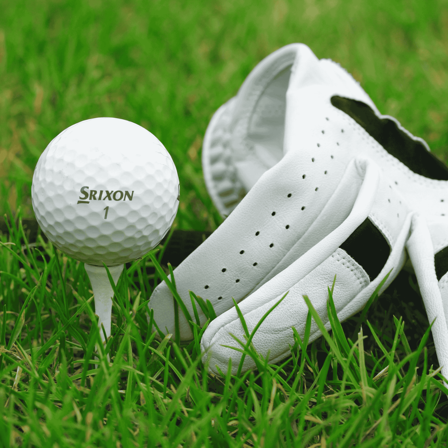 En bild på en golfboll på golfboll från Srixon Mix 12-Pack på en golf peg. FInns hos Plikt Golf