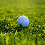 Srixon Z-Star golfbollar på gräs, hållbart val för golfare som söker kontroll och prestanda. Finns att handla på Plikt Golf