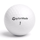 Närbild på TaylorMade golfboll med logga