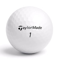 Närbild på TaylorMade golfboll med logga