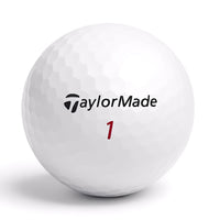 Närbild på TaylorMade  golfboll med logga och röd siffra