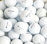 Närbild på TaylorMade Mix golfboll – blandning av olika TaylorMade-modeller med tourprestanda