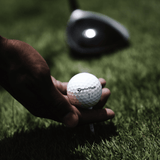 TaylorMade TP5 golfbollar precis upp peggad – hållbart val för golfare som söker tourkvalitet. Hos Plikt Golf