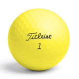 Närbild på Titleist AVX golfboll gul med logga