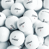 Närbild på Titleist Mix golfboll – blandning av olika Titleist-modeller hos Pliktgolf.se