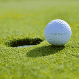 Titleist NXT Tour S golfbollar på green – hållbart och prisvärt val för golfare hos Plikt Golf