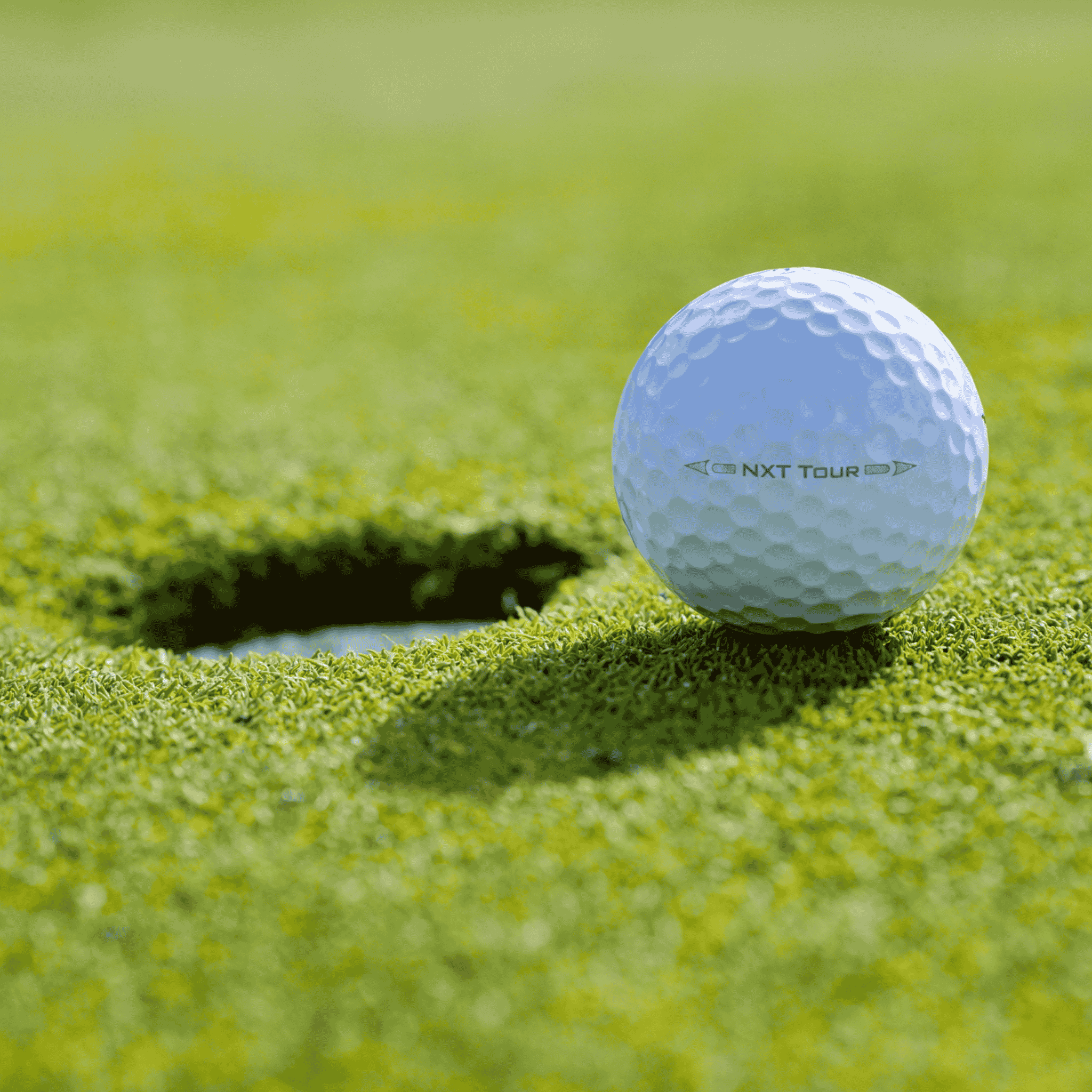 Titleist NXT Tour S golfbollar på green – hållbart och prisvärt val för golfare hos Plikt Golf