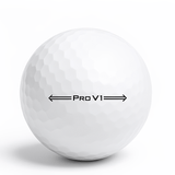 Titleist Pro V1 logotyp på golfboll – 2021/2022 årsmodell hos Plikt Golf