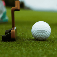 Titleist Tour Speed golfbollar på green – hållbart val för golfare som söker fart och precision