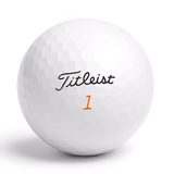 Närbild på Titleist Velocity golfboll – hög bollhastighet och lång distans