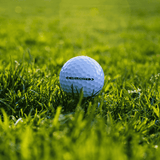 Titleist Velocity golfbollar på gräs– hållbart val för golfare som söker längd och prestanda